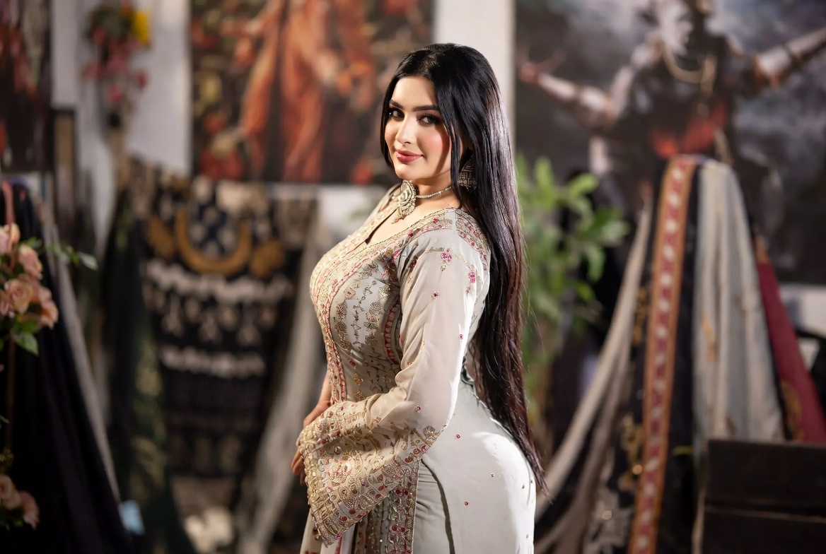 Velvet Modeling — Pakistani female models & Pakistan modeling agency (Karachi, Lahore, Islamabad). Homepage reel 31.