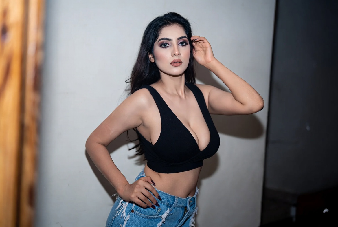Velvet Modeling — Pakistani female models & Pakistan modeling agency (Karachi, Lahore, Islamabad). Gallery triptych 1.